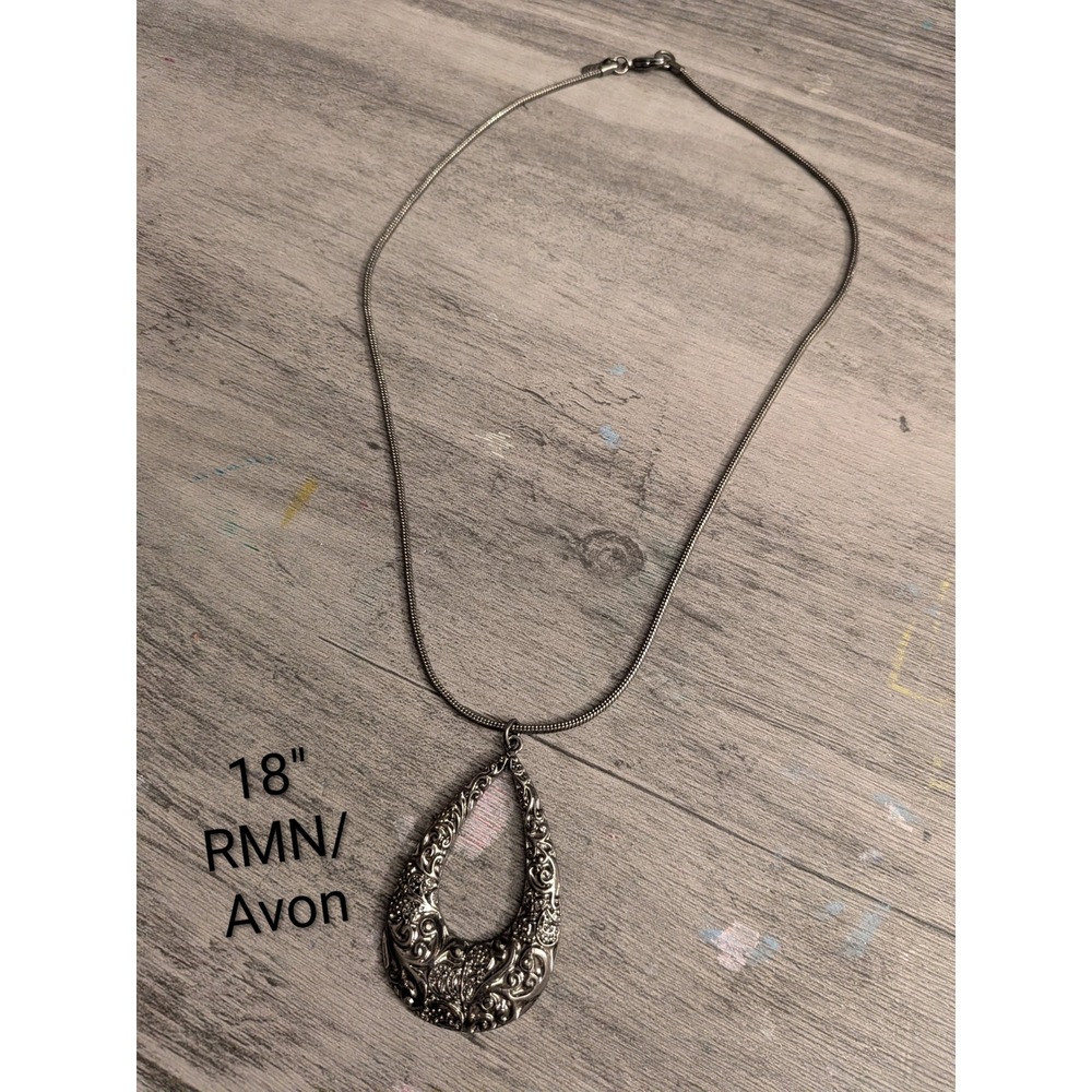 Avon RMN Vintage Silver Tone Floral Engraved Teardrop Pendant Necklace 18 Inch